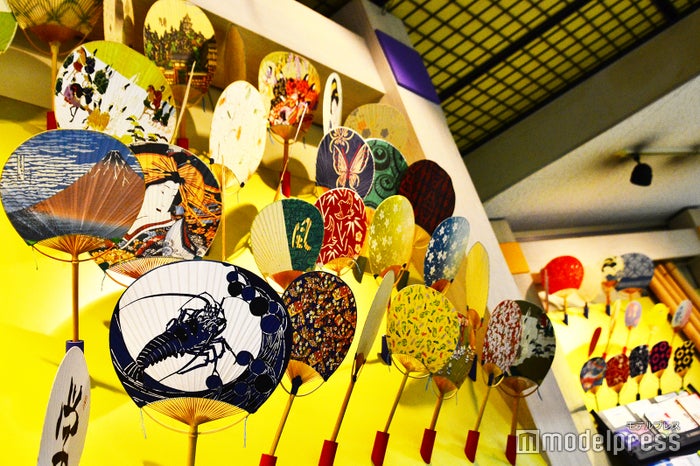 大小さまざまな個性あふれる丸亀うちわを展示(C)モデルプレス