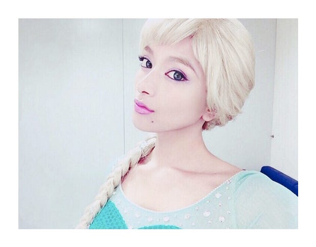 以前は「アナ雪」エルサコスも/ローラInstagramより