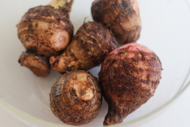 里芋を耐熱ボウルに入れ、ふんわりとラップをしてレンジ600Wで4~5分加熱する 里芋を耐熱ボウルに入れ、ふんわりとラップをしてレンジ600Wで4~5分加熱する