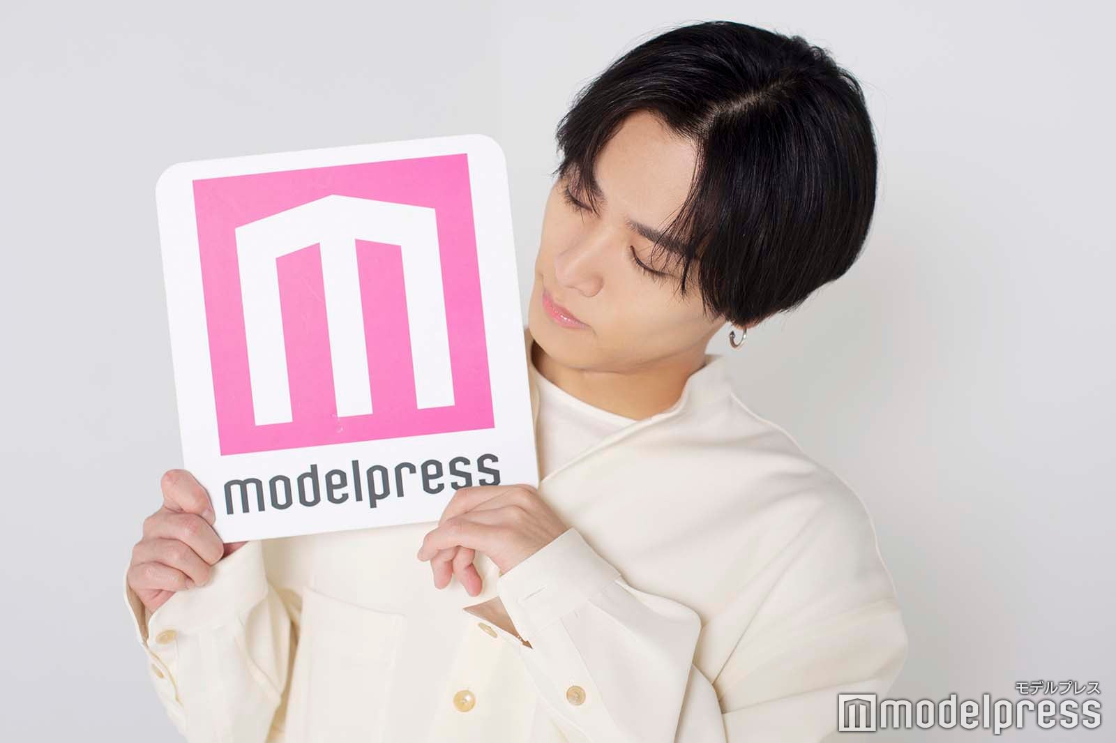 ボードを見つめて…／川村壱馬（C）モデルプレス