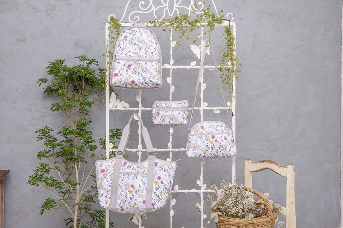 (上から順に)リュックサック¥2,200ポーチ¥4,700ショルダーバッグ¥19,000トートバッグ¥23,000(C)Disney