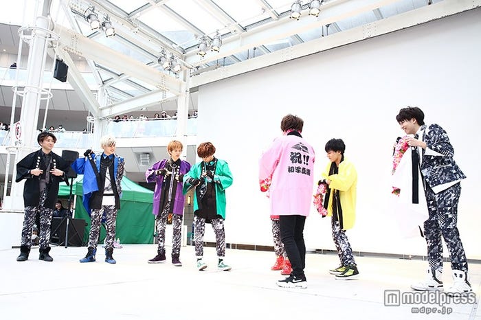 超特急/背中に「祝!!初写真集」と書かれた法被を着て