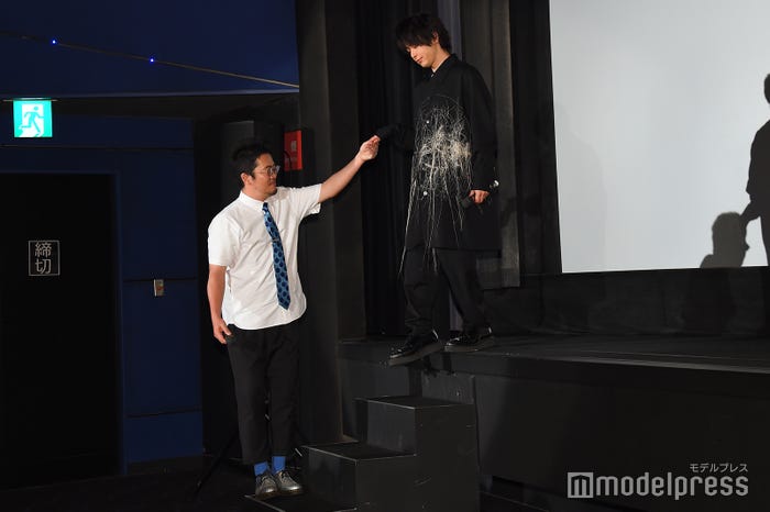 中野量太監督(左)から手を差し出され満足した様子で手をとる中村倫也(右)/(C)モデルプレス