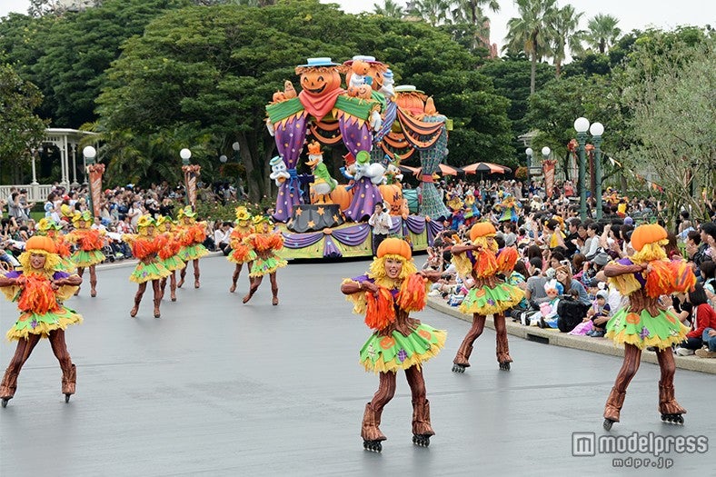 華やかなパレード「ハッピーハロウィーンハーベスト」