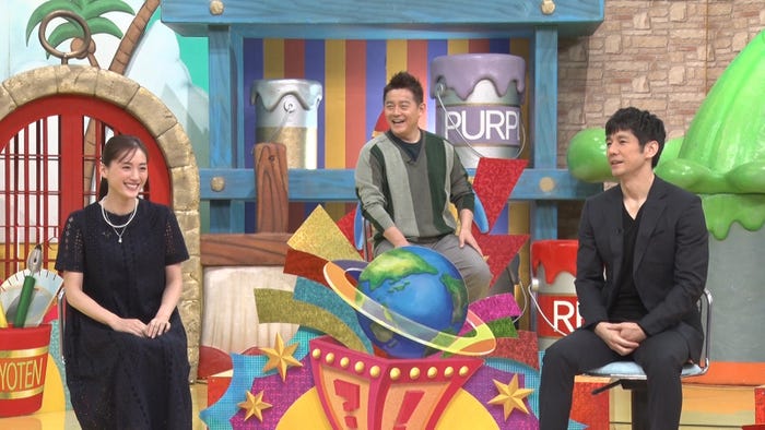 (左から)綾瀬はるか、井戸田潤、西島秀俊 (C)日本テレビ