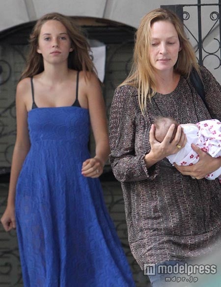 ユマ・サーマン、出産後でお疲れ気味のスッピンをパパラッチされる