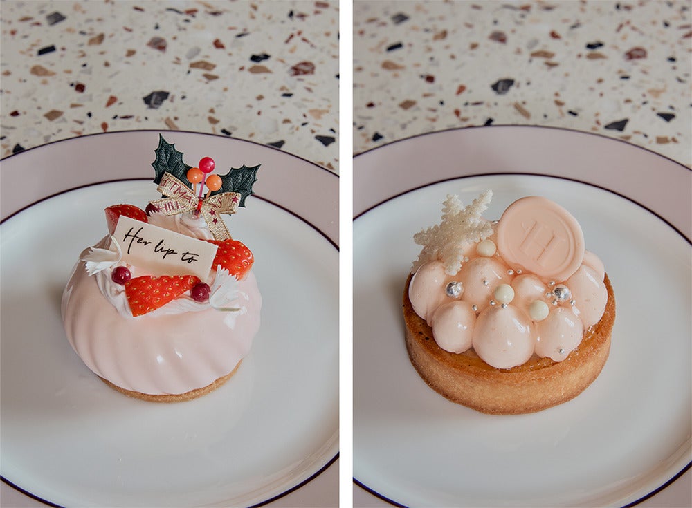 テイクアウトケーキ 1点  ¥950／左から：ホーリーチーズベリームース、スノーフレークアプリコットローズタルト／提供画像