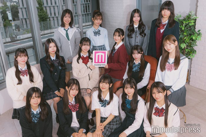 「女子高生ミスコン2024」ファイナリスト/(前列左から)Ayuさん、まなかさん、さなさん、さくらさん、りんかさん(中列左から)ななみさん、じゅりさん、さゆきさん、はるあさん、ミレイさん、るかさん(後列左から)みゆさん、れあちゅさん、さらさん、あやさん(C)モデルプレス