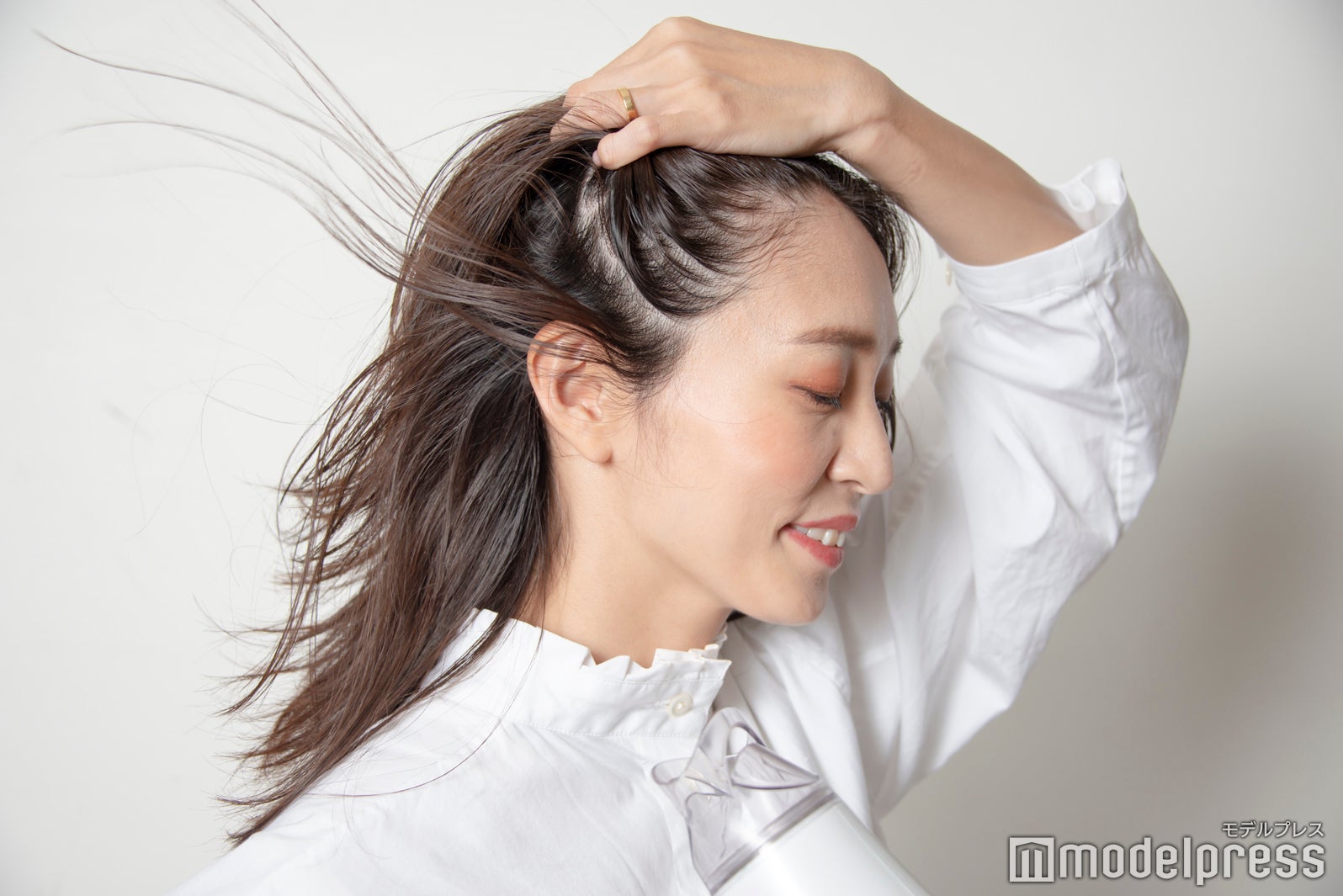 ＜6 乾かし方のイメージ＞頭皮から乾かし、冷風で仕上げるのがポイント（C）モデルプレス