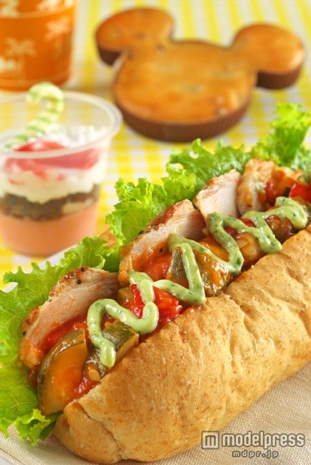 昼食「スウィートハート・カフェ」/クリスマスメニュー(C)Disney