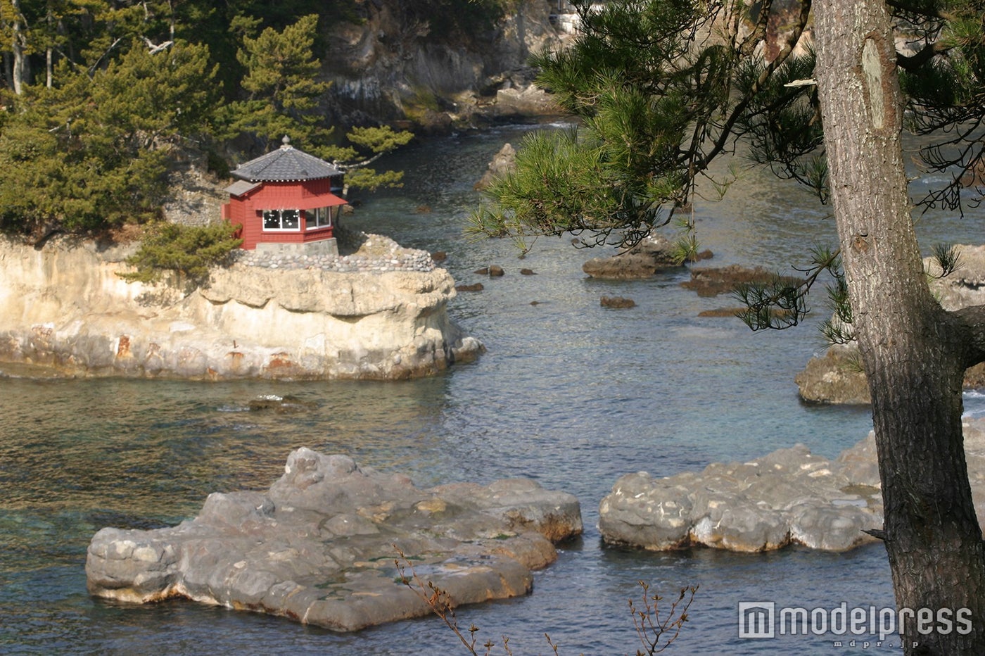 五浦海岸の岩場に建てられた「五浦六角堂」／画像提供：（一社）茨城県観光物産協会