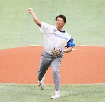 松坂大輔氏が日本ハムユニで始球式「僕が着たいって言いました」西武ユニを脱ぐサプライズ 新庄監督も大爆笑 「28年前のドラフトでファイターズに行く可能性もあったので」