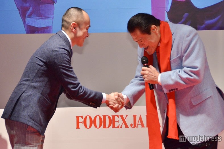 アントニオ猪木と熱い握手をかわす受賞者