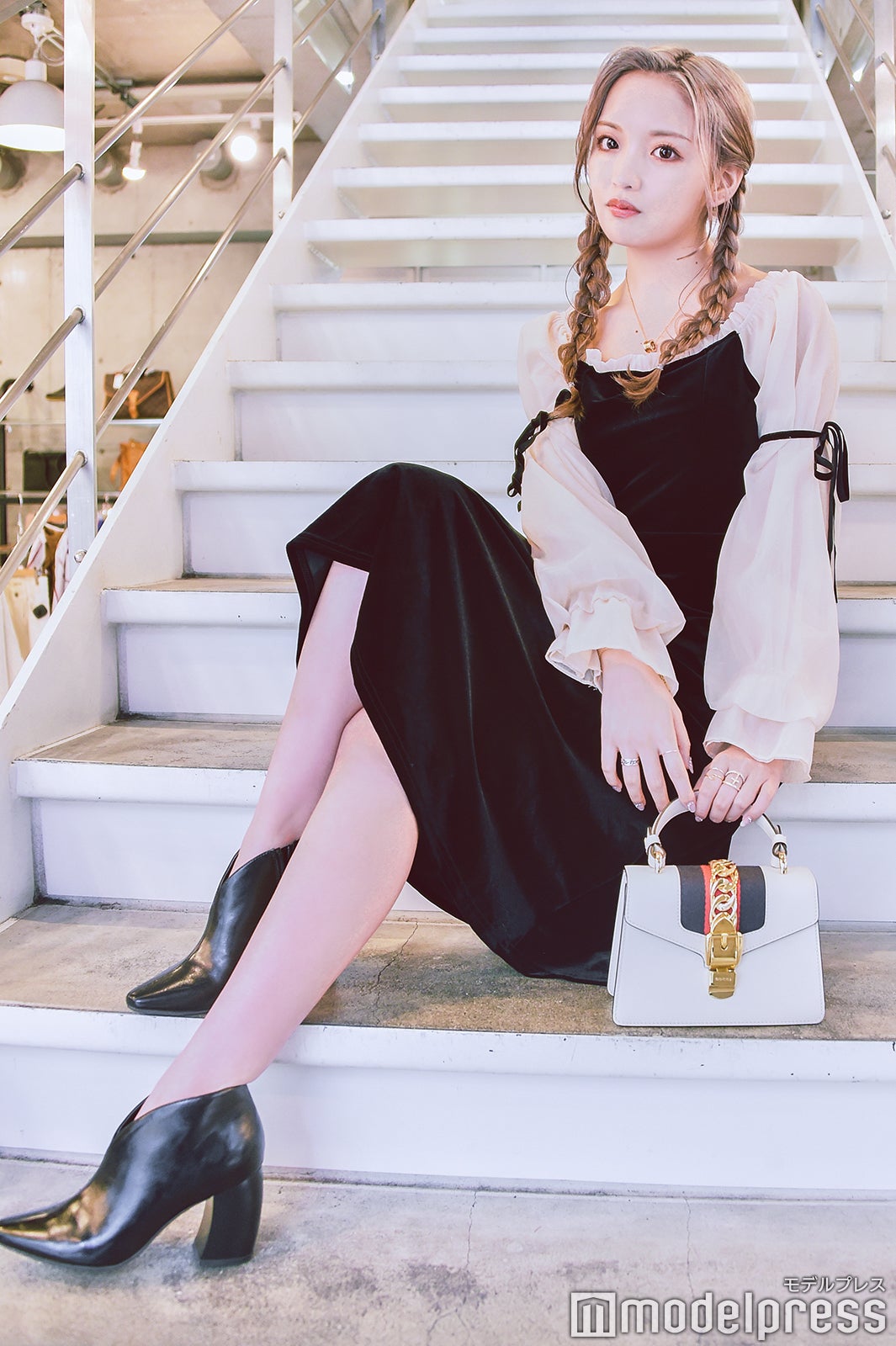 ヘアスタイルも三編みでガーリーに （C）モデルプレス