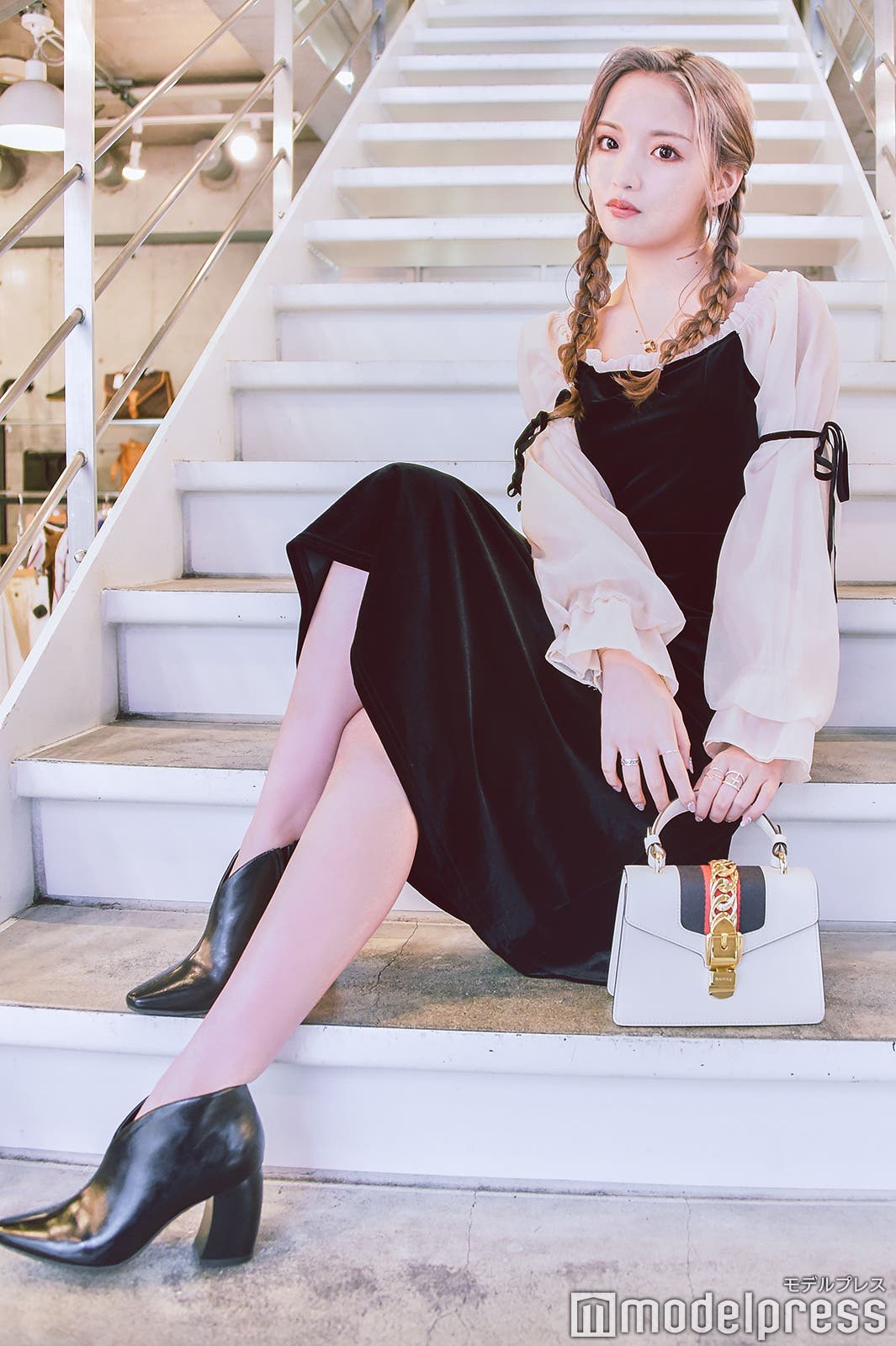 ヘアスタイルも三編みでガーリーに (C)モデルプレス