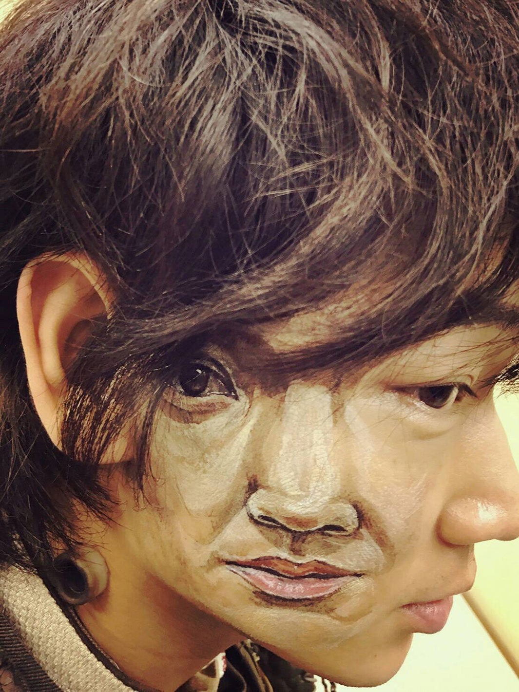 “怪物の隣の綾野剛”がインパクト大「最高に面白くできた」芸術作品