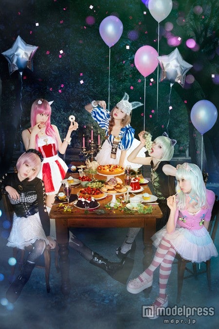 人気モデル、新感覚コスプレファッション提案