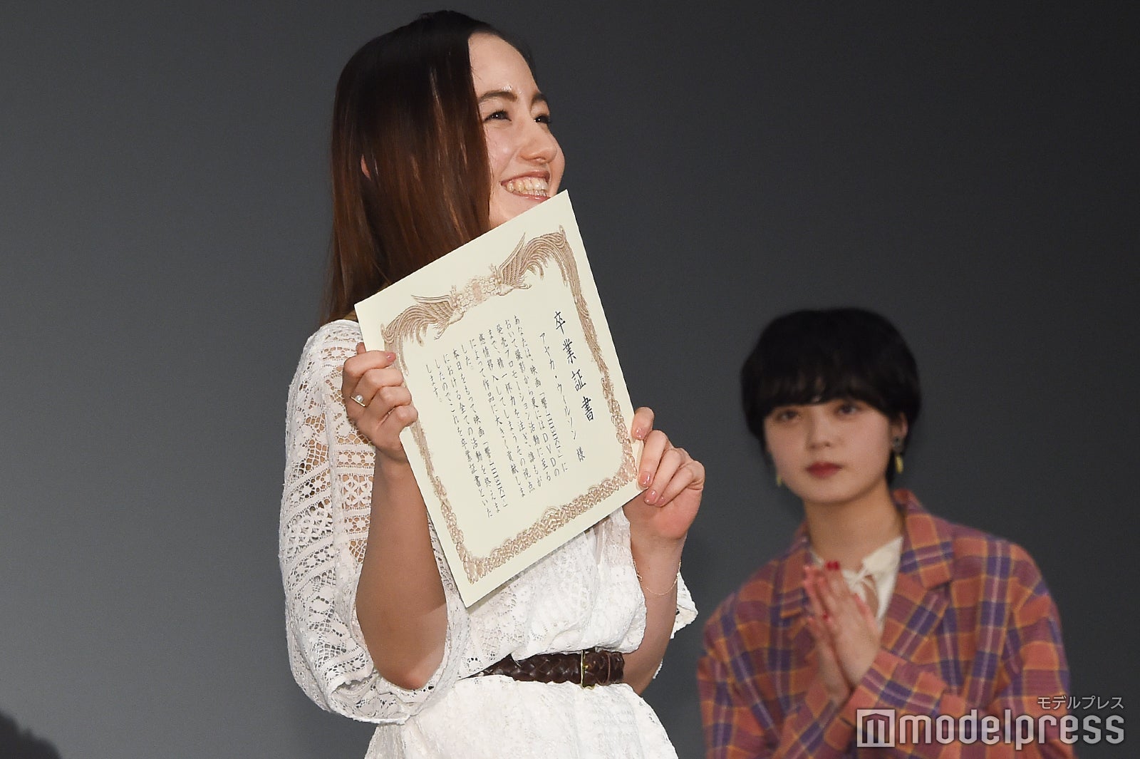 卒業証書を見せるアヤカ・ウィルソン、見守る平手友梨奈（C）モデルプレス