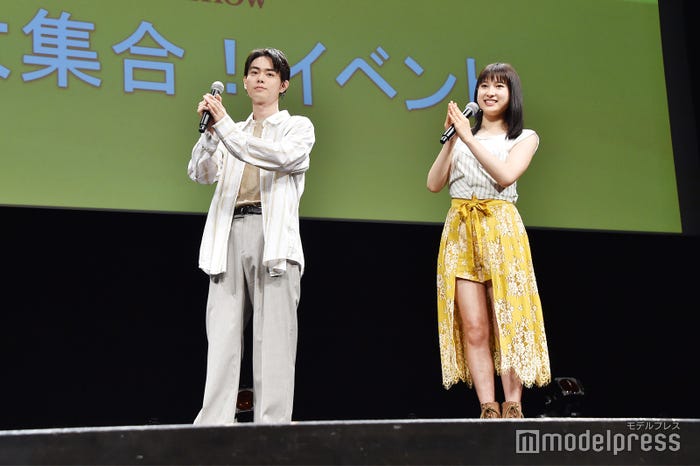 同じポーズをとる菅田将暉&土屋太鳳 (C)モデルプレス