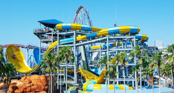 専用ボートで最大傾斜角68度の絶壁へ急上昇&急降下! さらに真っ暗なトンネルへの突入などスリル満点の「ブーメランツイスト」【制限】身長130cm以上&体重35kg以上