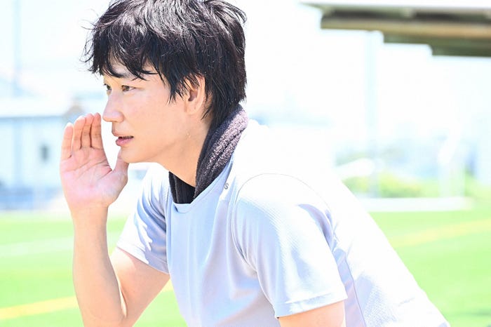 綾野剛/「オールドルーキー」第4話より(C)TBS