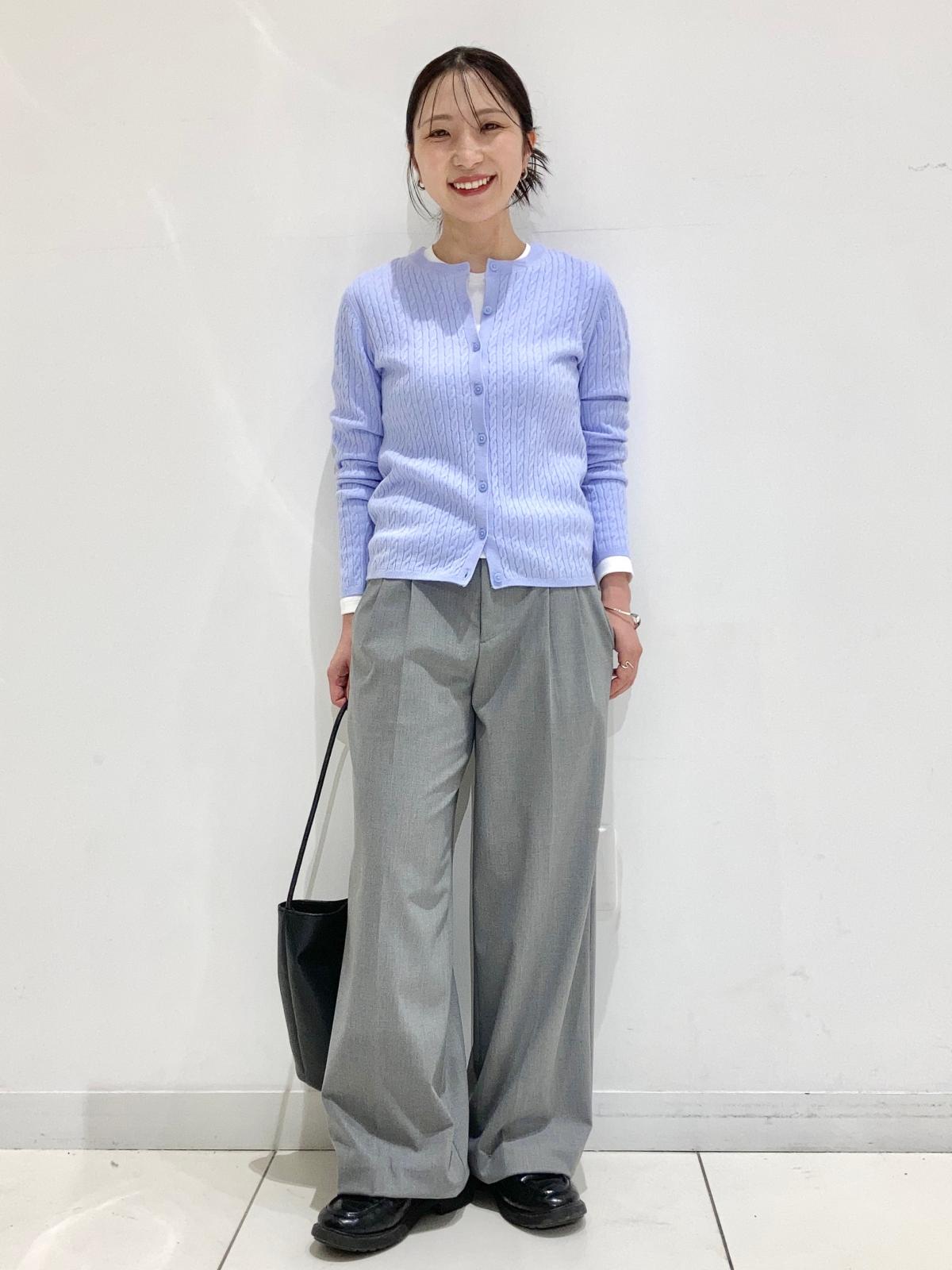 ライトブルーのカーディガンにグレーのスラックスできれい見えコーデ　出典：StyleHint