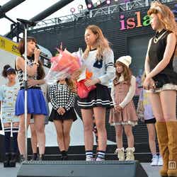 廣瀬麻伊(中)が「Popteen」からの卒業を電撃発表!涙を流す舟山久美子(右)と村田莉(左)