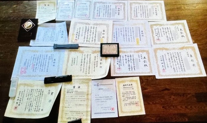 学生時代の服飾関係の賞状たち(提供写真)