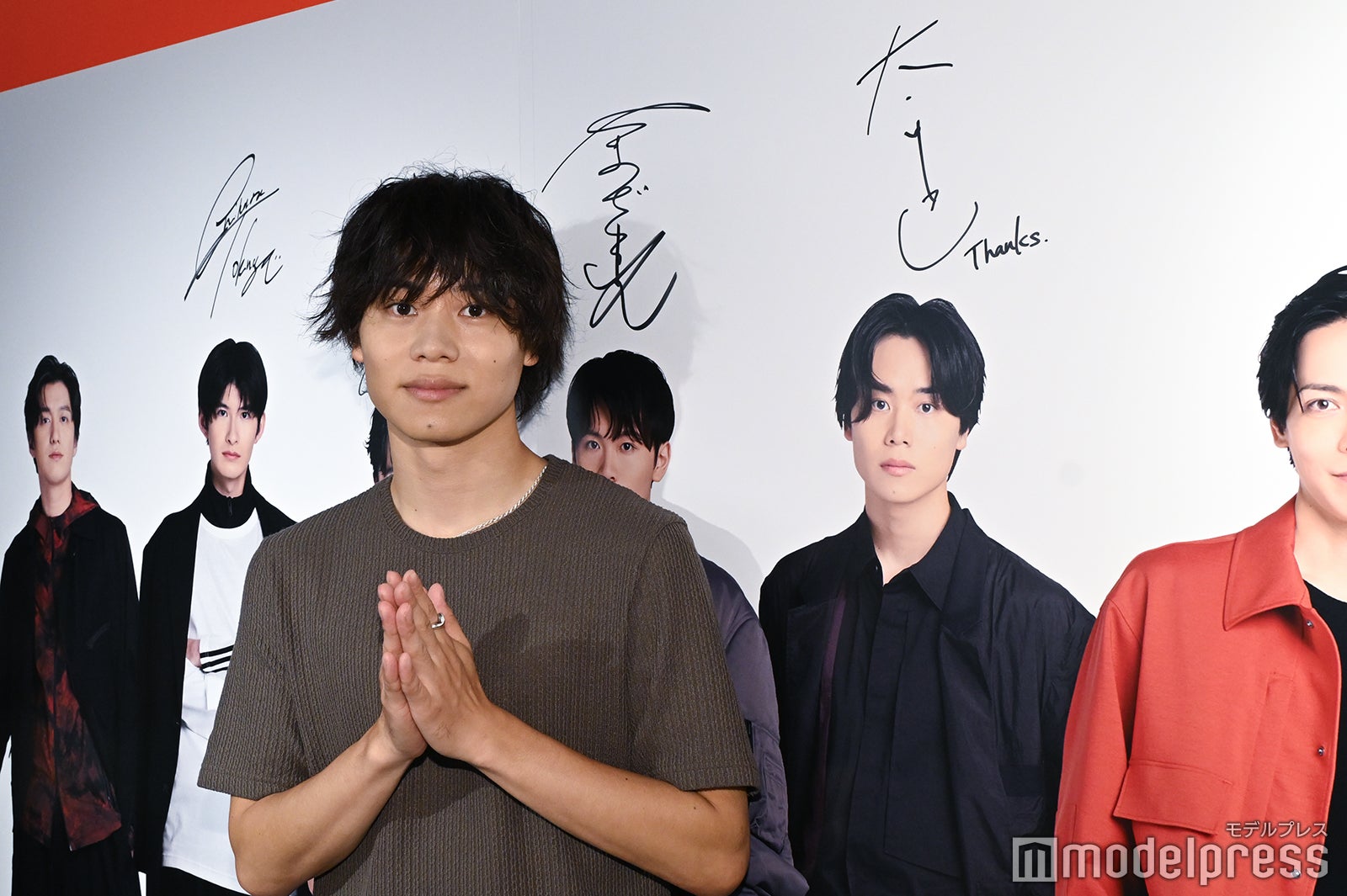 太田将熙、サインとの2ショット（C）モデルプレス