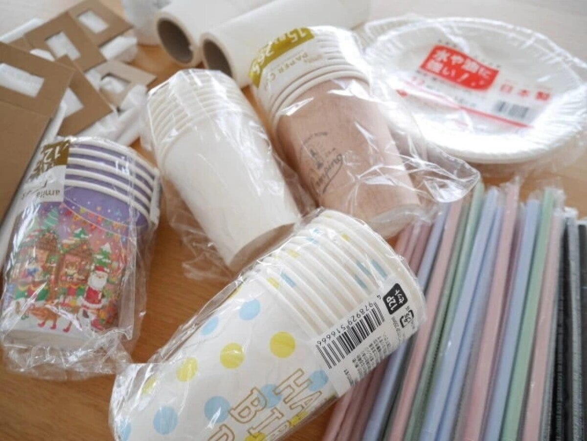 紙コップやストロー、紙皿などの使い捨て消耗品