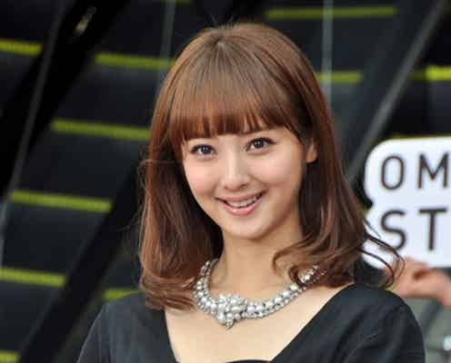 佐々木希、ミニドレスで美脚をあらわに 「東急プラザ 表参道原宿」オープニングセレモニーに登場