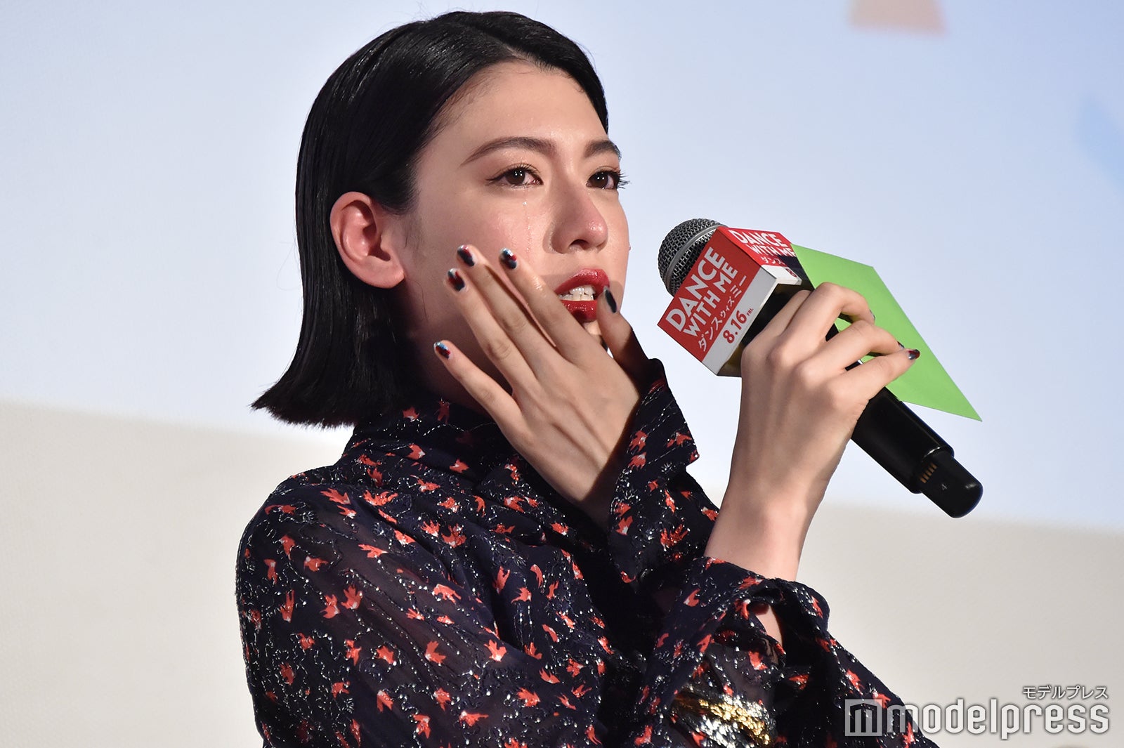 涙を流した三吉彩花（C）モデルプレス