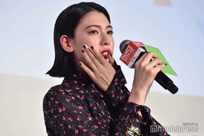 涙を流した三吉彩花(C)モデルプレス