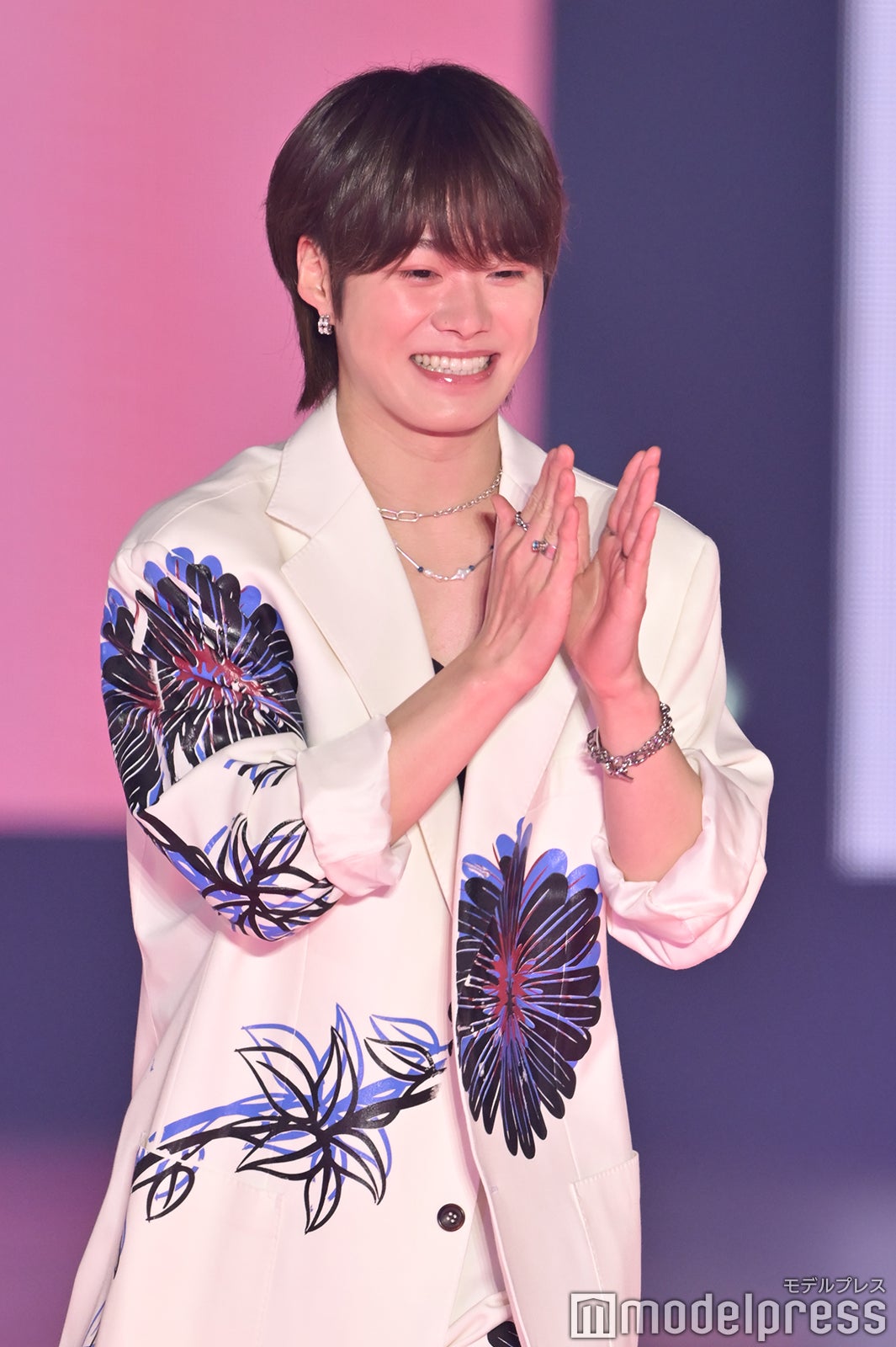 花柄のセットアップを着こなす大橋和也（C）モデルプレス