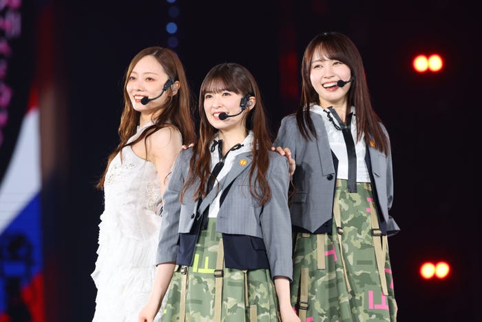 梅澤美波、小川彩、賀喜遥香(C)乃木坂46LLC