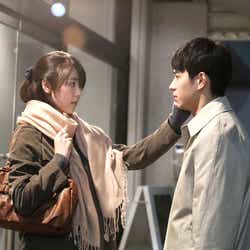 モデルプレス - 東出昌大&唐田えりかが見つめ合う…“奇妙な出会い”の2ショット<寝ても覚めても>