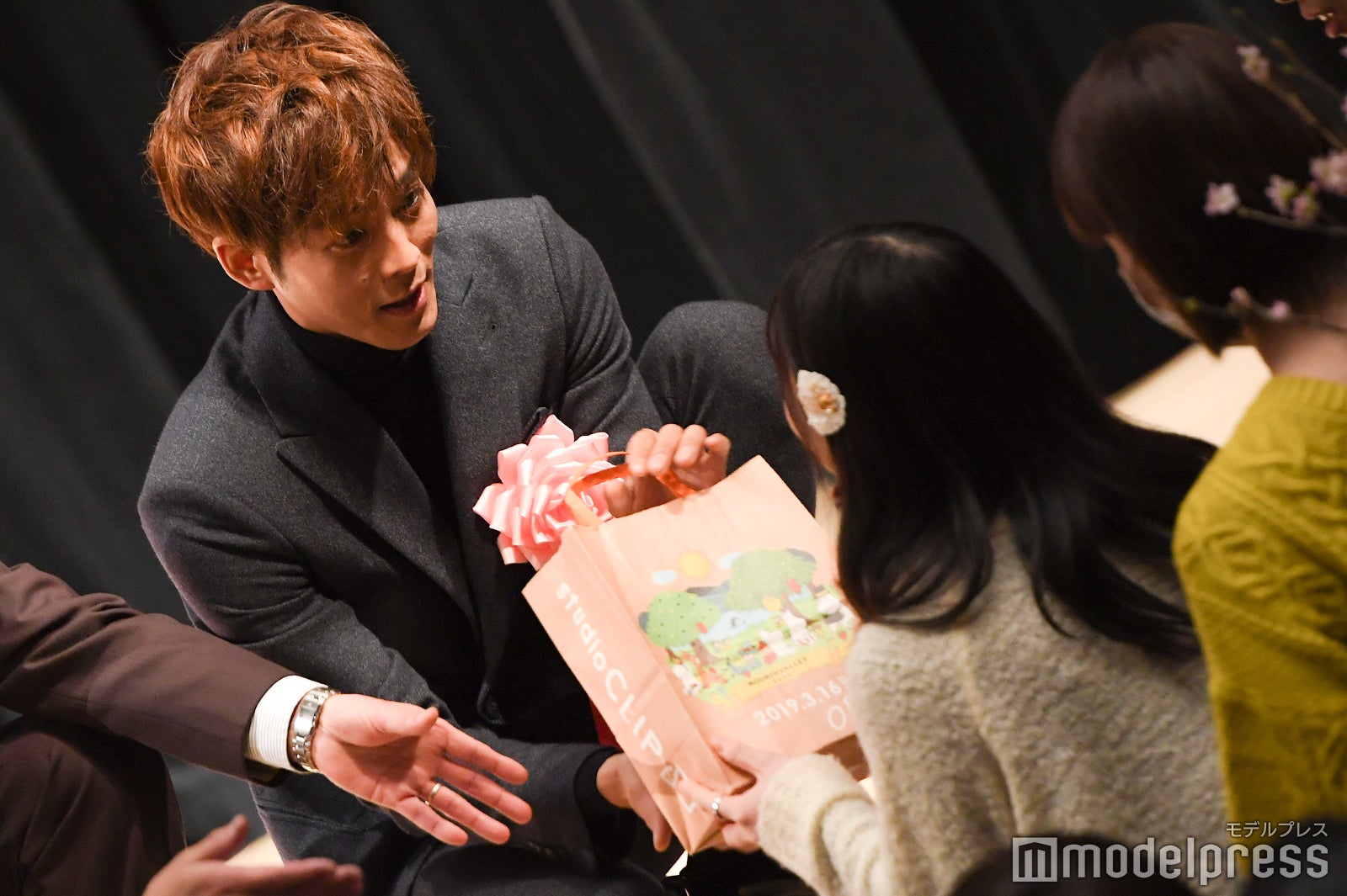 プレゼントを受け取る松坂桃李 （C）モデルプレス