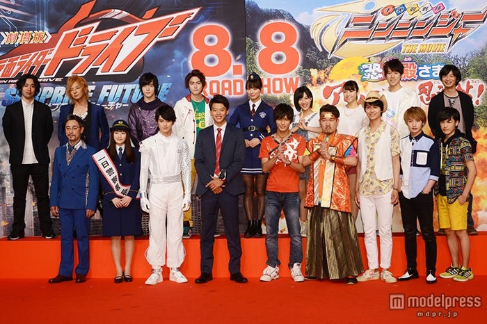 (前列左から)クリス・ペプラー、筧美和子、真剣佑、竹内涼真、西川俊介、藤本敏史、多和田秀弥、松本岳、中村嘉惟人(後列左から)柴崎貴行監督、松岡充、上遠野太洸、稲葉友、内田理央、矢野優花、山谷花純、伊勢大貴、中澤祥次郎監督