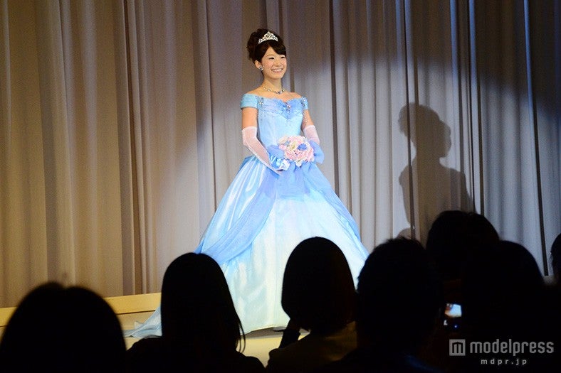 シンデレラをイメージしたカラードレス