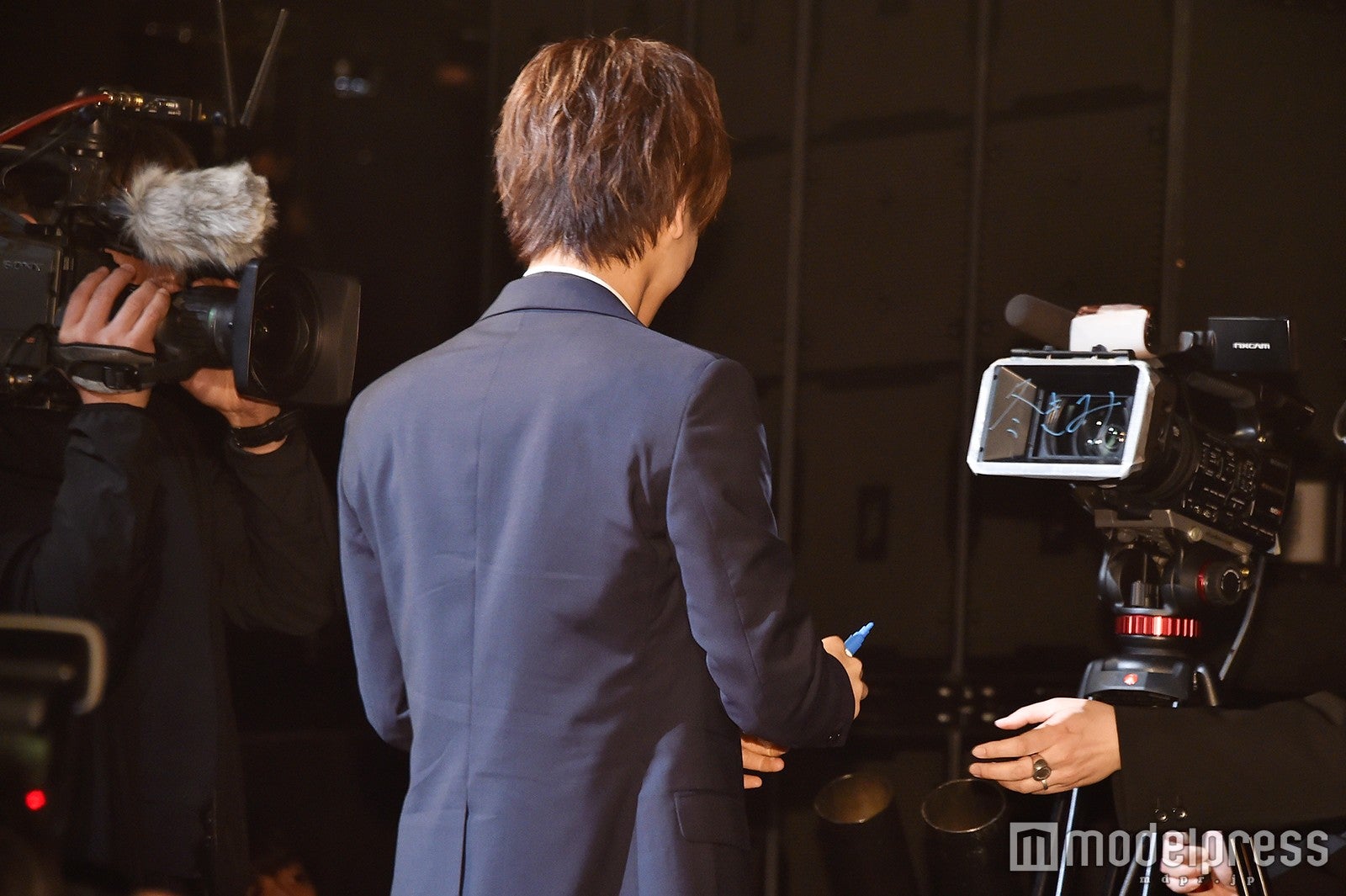 カメラにサインをする岩田剛典（C）モデルプレス
