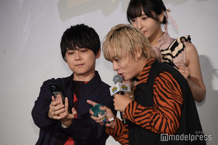 欠席の山下大輝からのメッセージを代読する梶裕貴、岡本信彦、佐倉綾音(C)モデルプレス