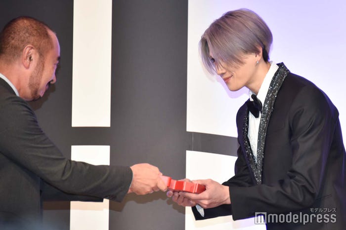 トロフィーを受け取る八木勇征 (C)モデルプレス