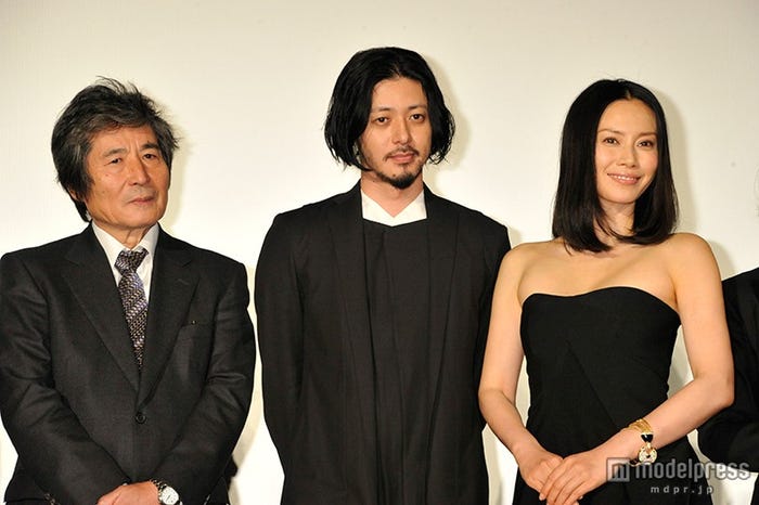 (左から)小栗康平監督、オダギリジョー、中谷美紀(C)2015「FOUJITA」製作委員会/ユーロワイド・フィルム・プロダクション