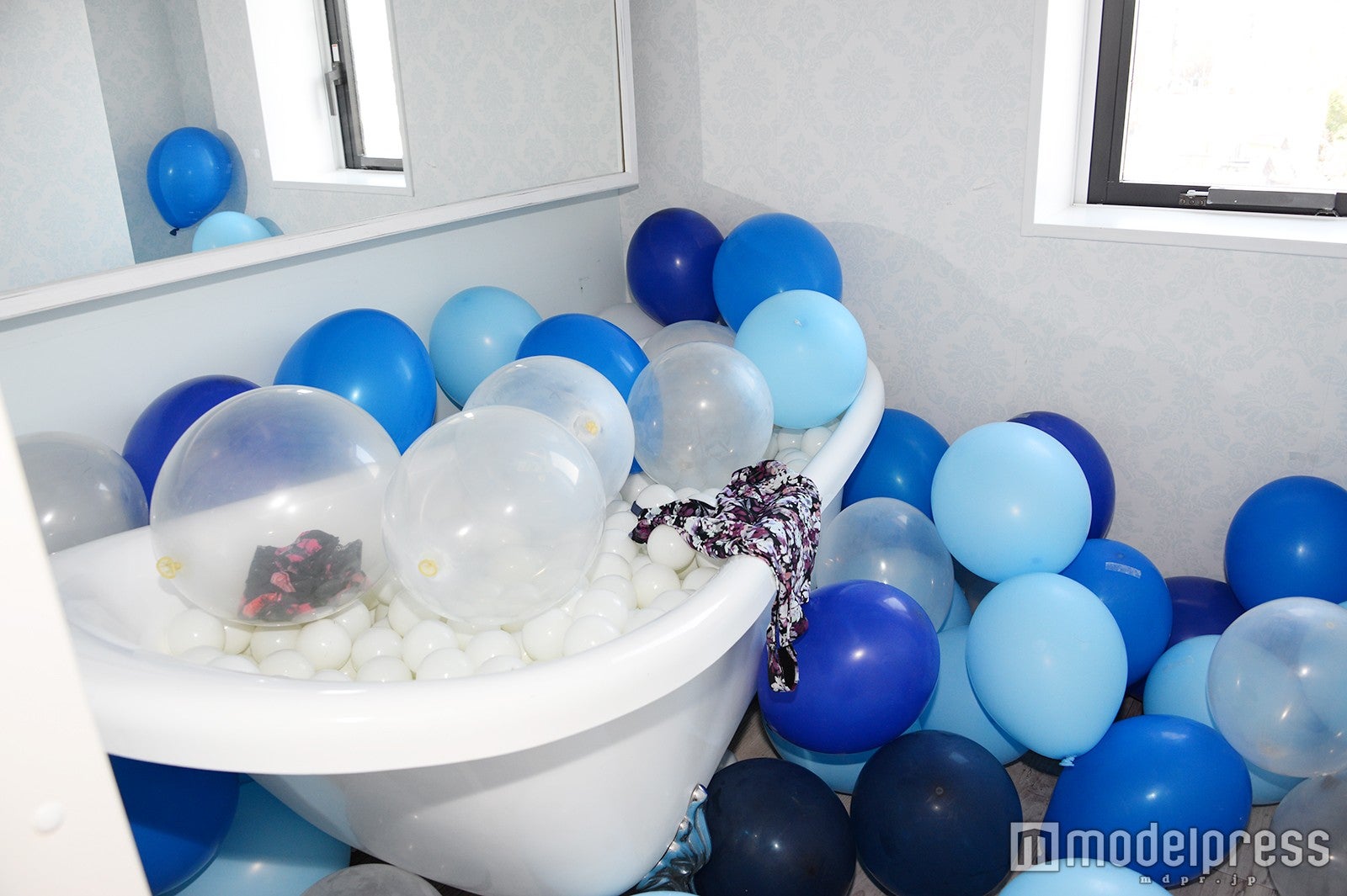 風船を散りばめたバスルーム（C）モデルプレス