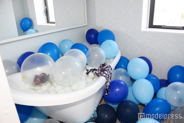 風船を散りばめたバスルーム(C)モデルプレス