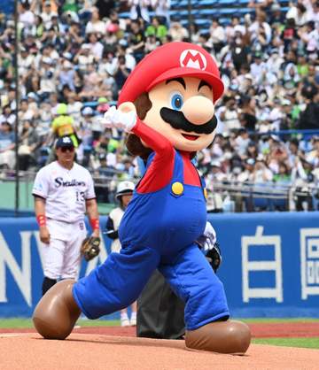 マリオがヤクルト戦の始球式に登場 豪快フォームでワンバウンド投球 大きな拍手と歓声