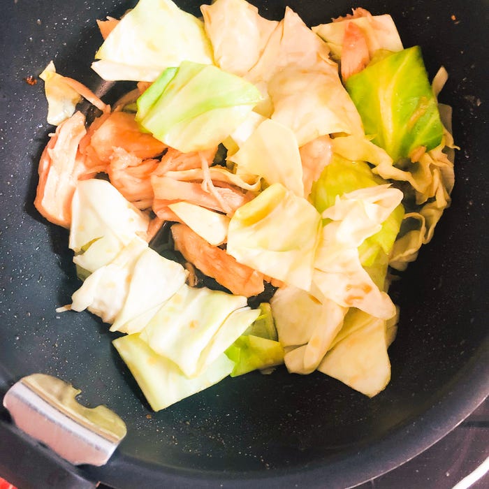 手順2:蒸し鶏、キャベツを調味料と絡める/画像提供:柏原歩