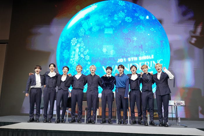 最後に肩を組んで感謝を叫ぶメンバー『JO1 5THシングル「WANDERING」リリース記念生配信』(C)LAPONE ENTERTAINMENT