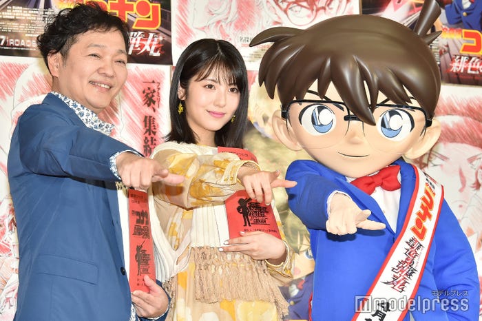 (左から)山口勝平、浜辺美波、江戸川コナン(C)モデルプレス