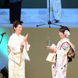 佐藤藍子からトロフィーを受け取る臼井千晶さん